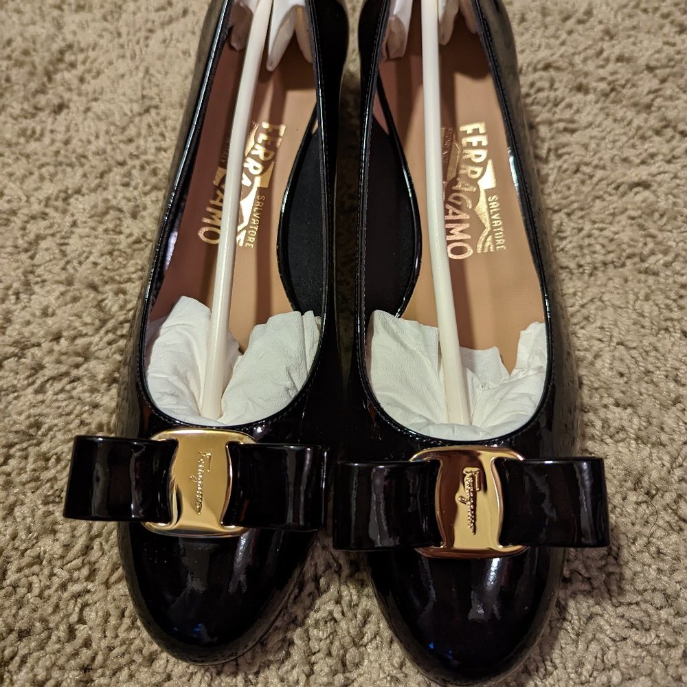 Farragamo VIRA BOW PUMP SHOE, NEW, Black Patent, 7B